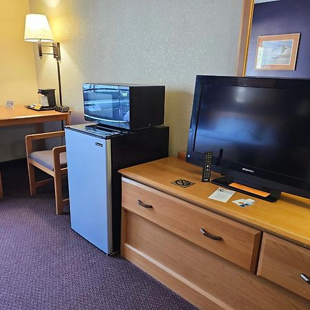 Fossil Creek Hotel & Suites Russell 外观 照片