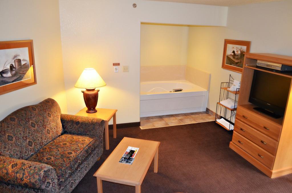 Fossil Creek Hotel & Suites Russell 外观 照片
