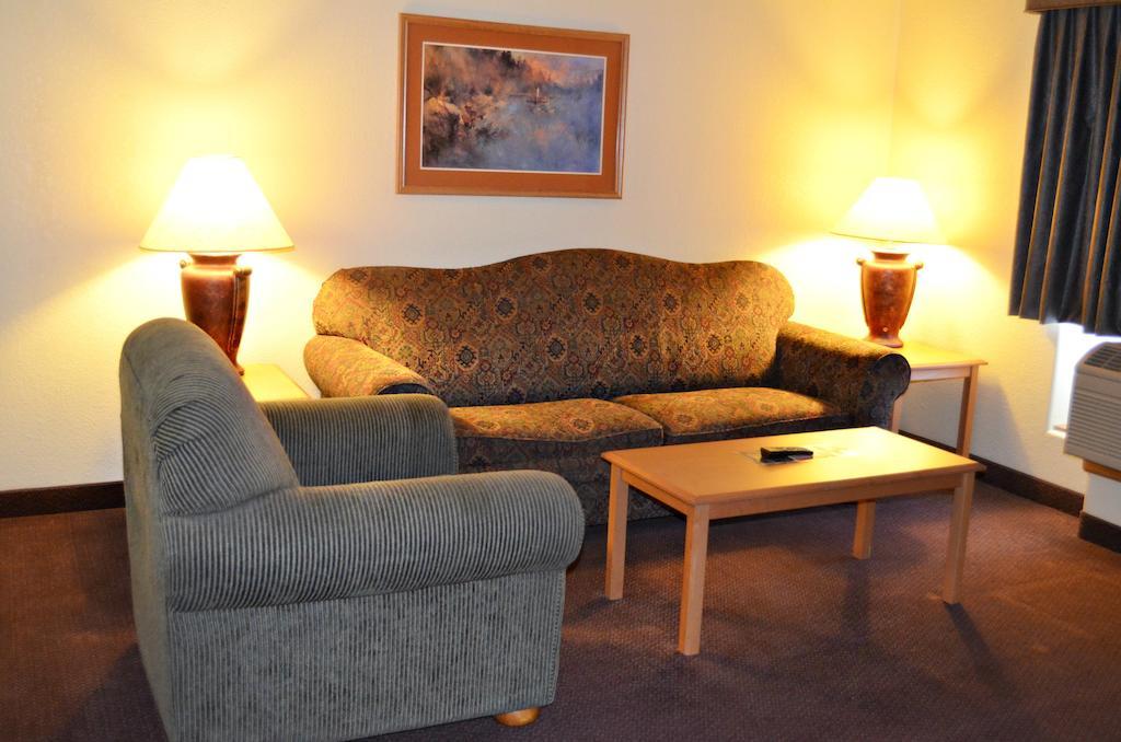 Fossil Creek Hotel & Suites Russell 外观 照片