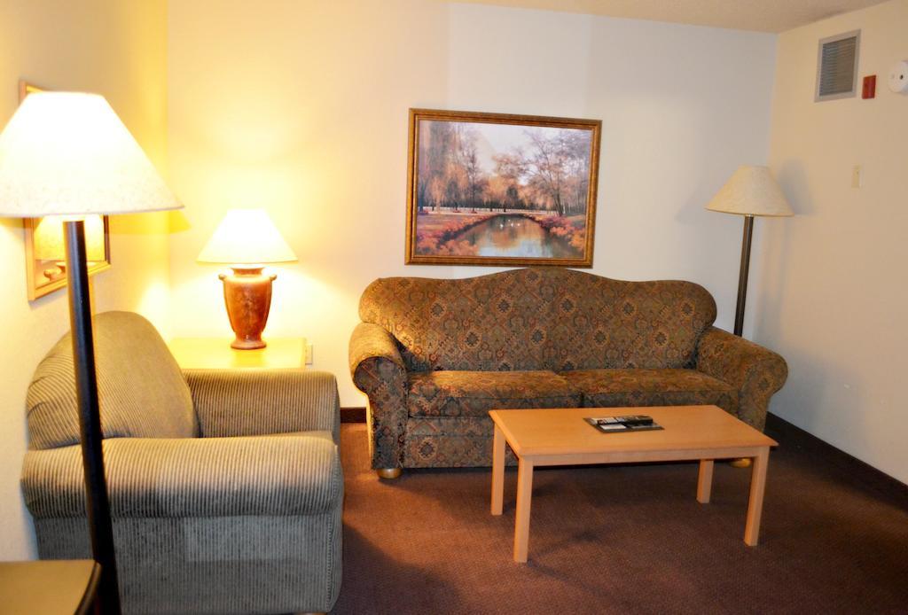 Fossil Creek Hotel & Suites Russell 客房 照片