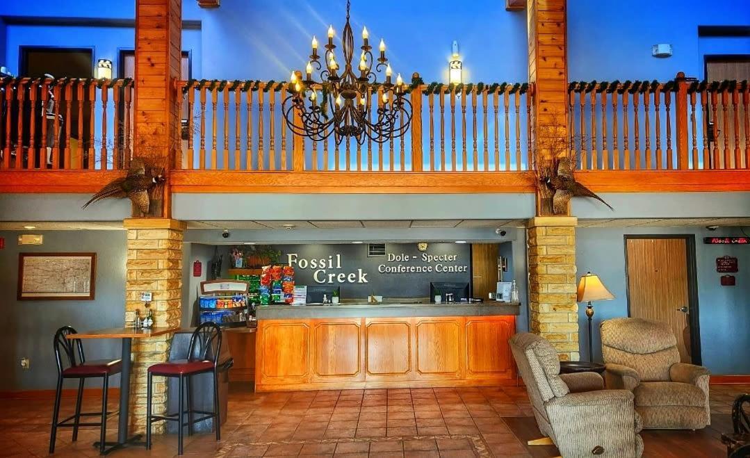 Fossil Creek Hotel & Suites Russell 外观 照片