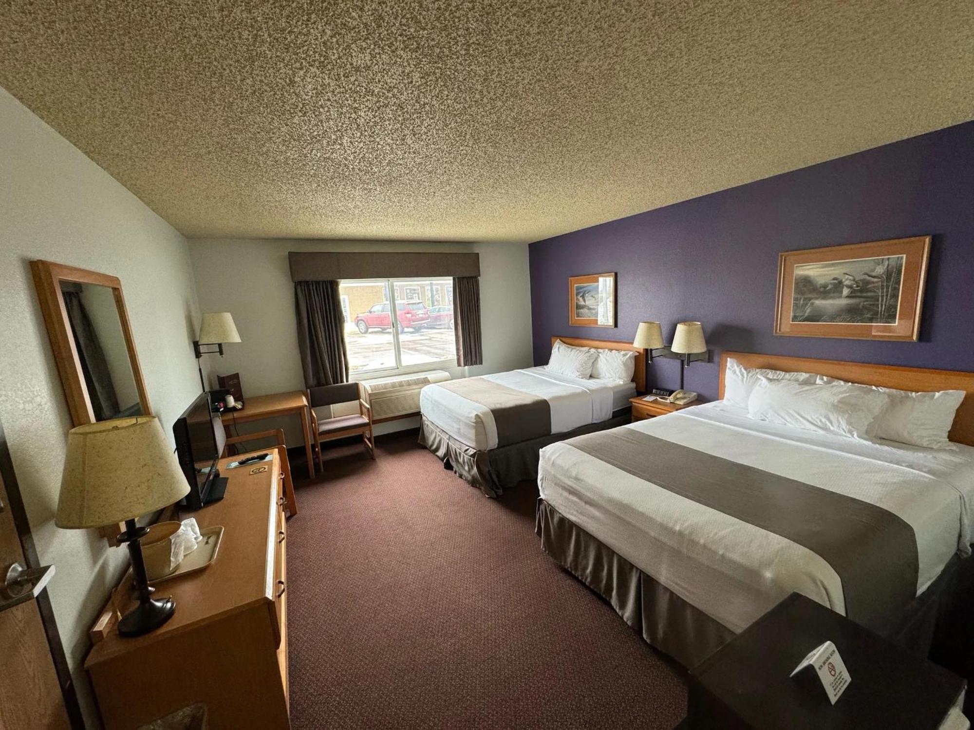 Fossil Creek Hotel & Suites Russell 外观 照片