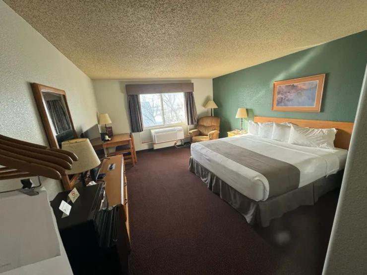 Fossil Creek Hotel & Suites Russell 外观 照片
