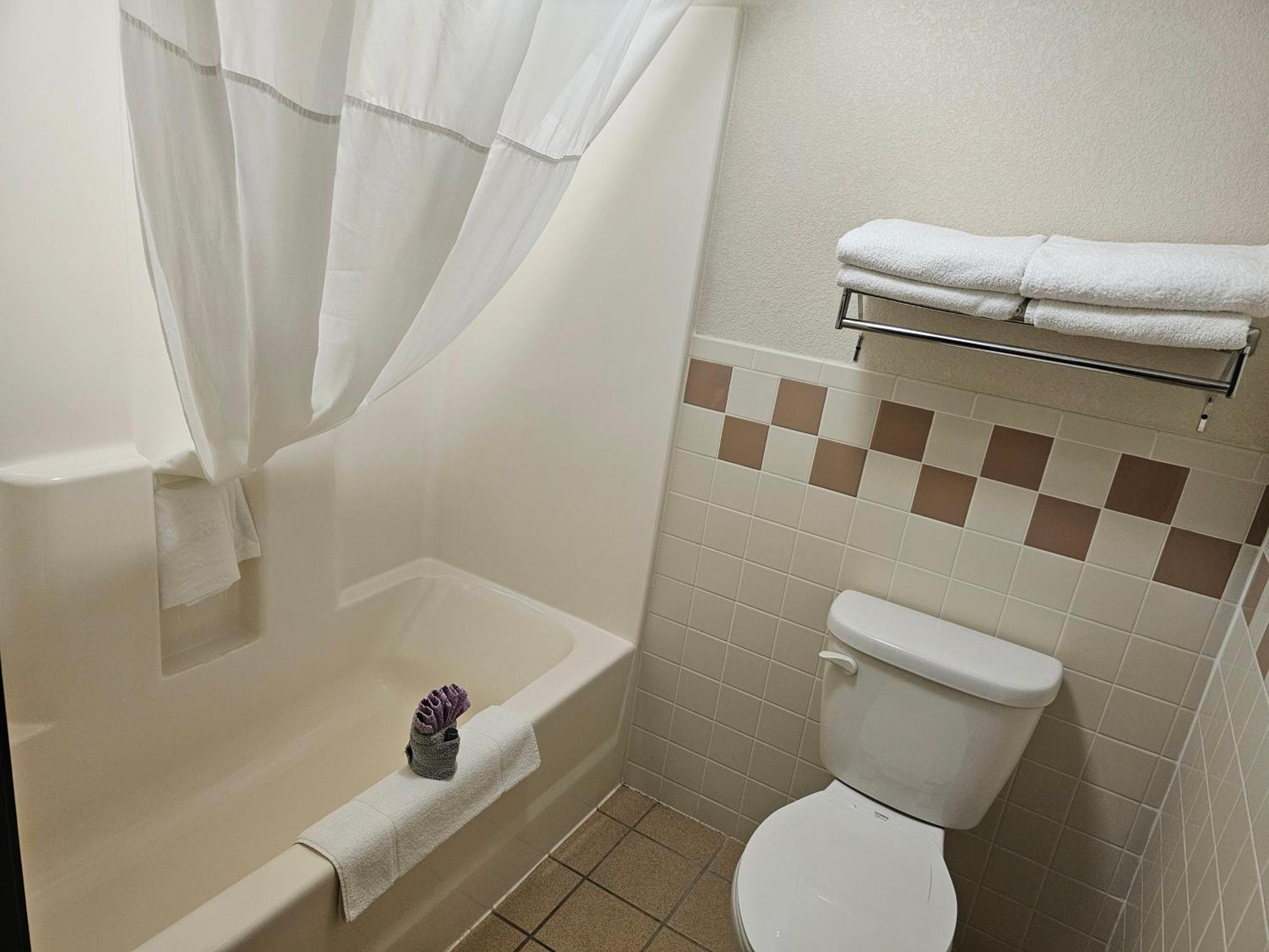 Fossil Creek Hotel & Suites Russell 外观 照片