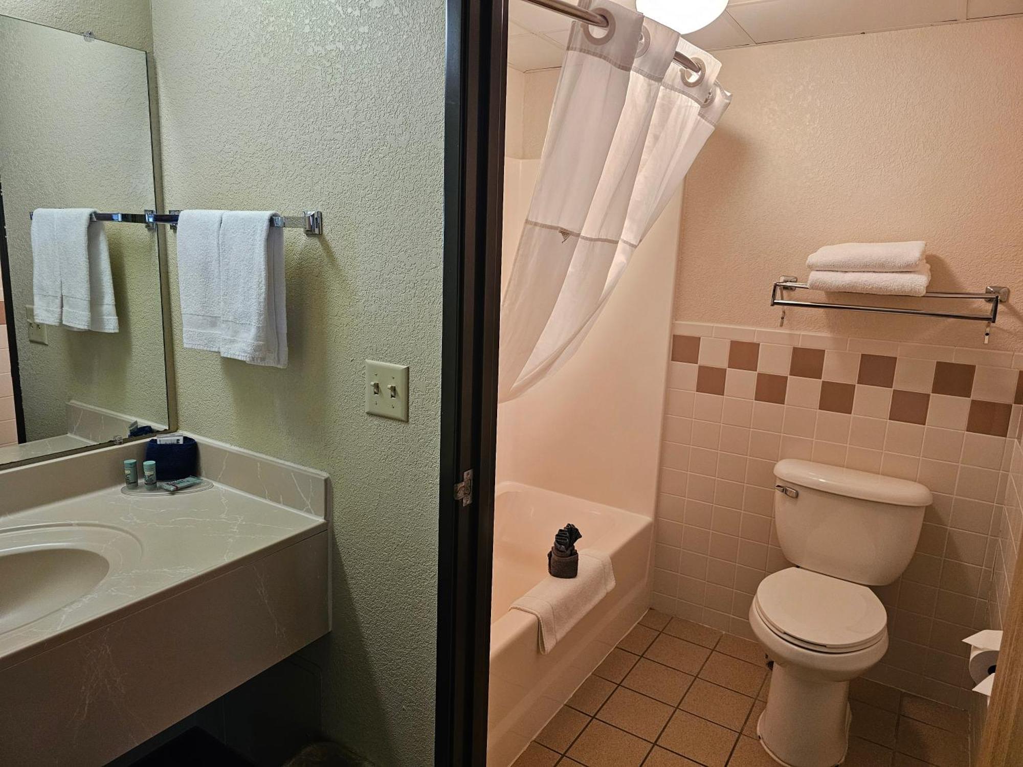 Fossil Creek Hotel & Suites Russell 外观 照片