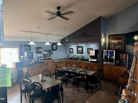 Fossil Creek Hotel & Suites Russell 外观 照片