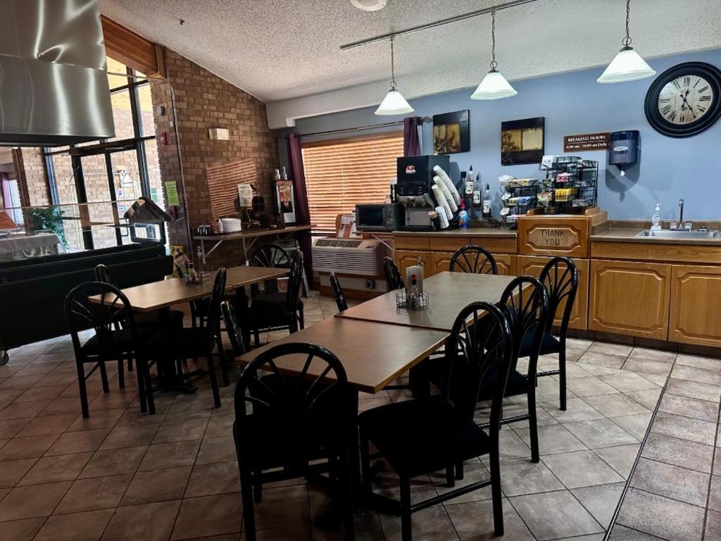 Fossil Creek Hotel & Suites Russell 外观 照片
