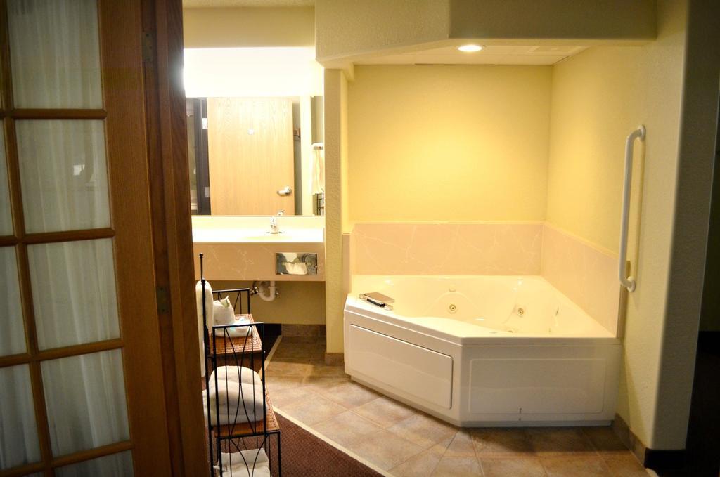 Fossil Creek Hotel & Suites Russell 外观 照片