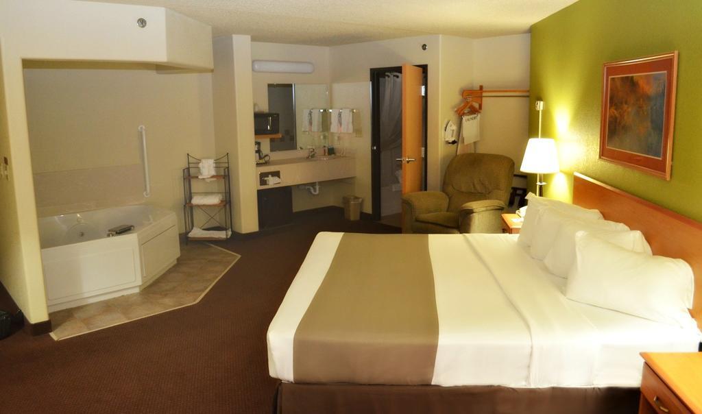 Fossil Creek Hotel & Suites Russell 外观 照片