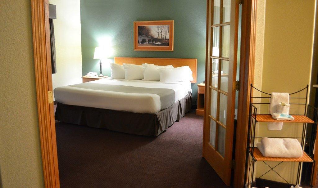 Fossil Creek Hotel & Suites Russell 外观 照片