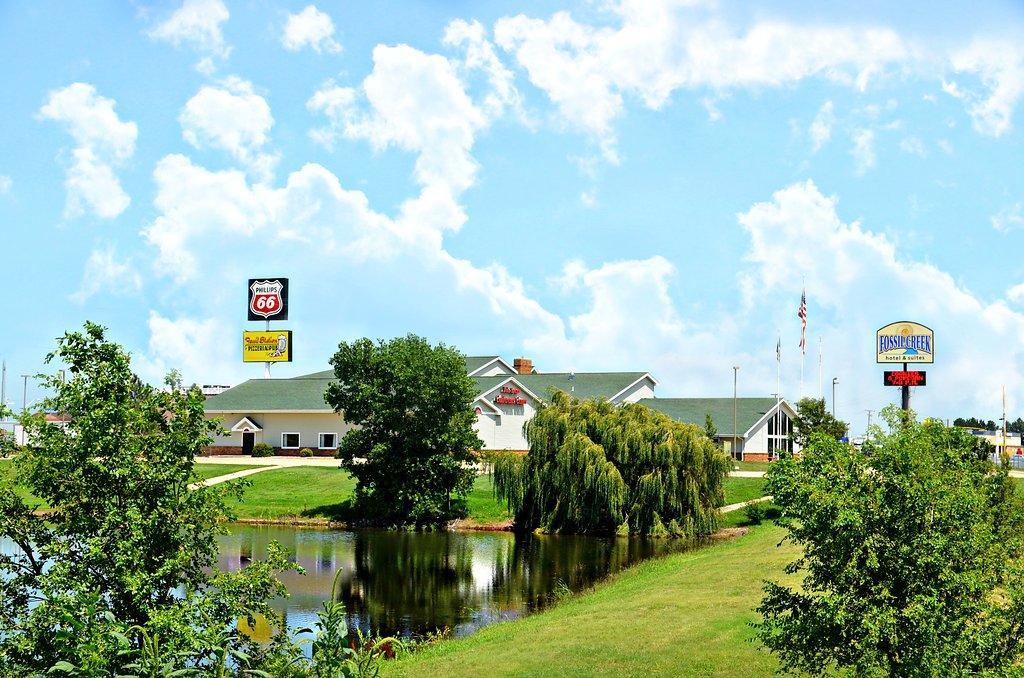 Fossil Creek Hotel & Suites Russell 外观 照片