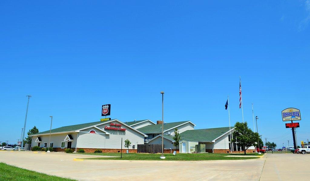 Fossil Creek Hotel & Suites Russell 外观 照片