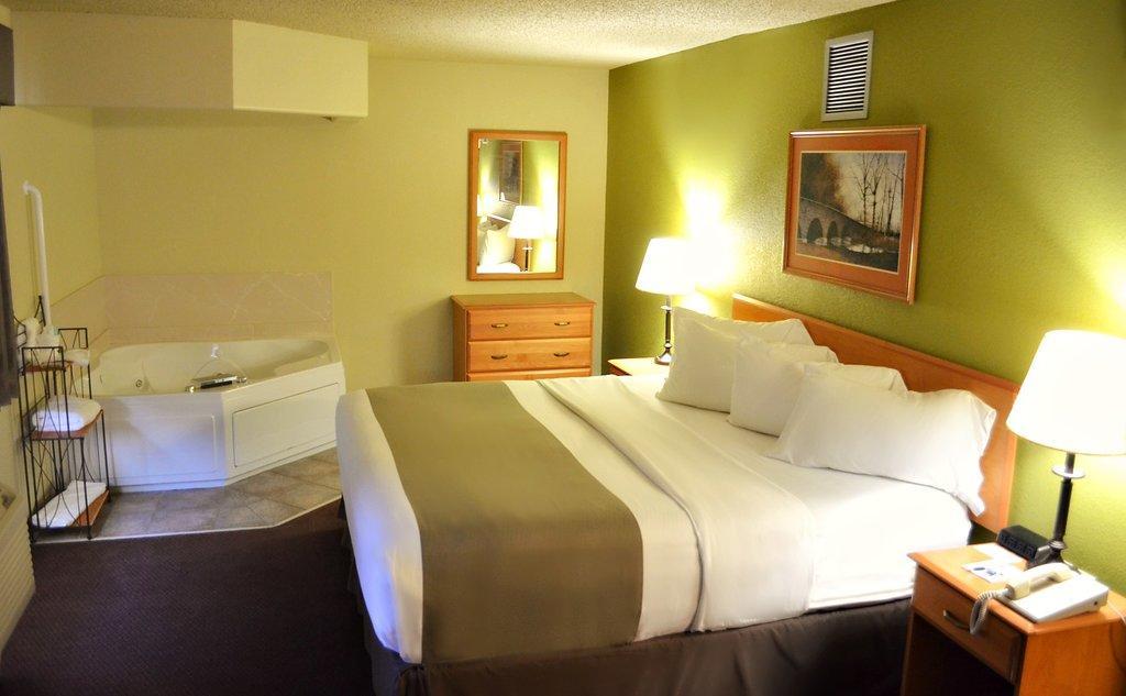 Fossil Creek Hotel & Suites Russell 外观 照片