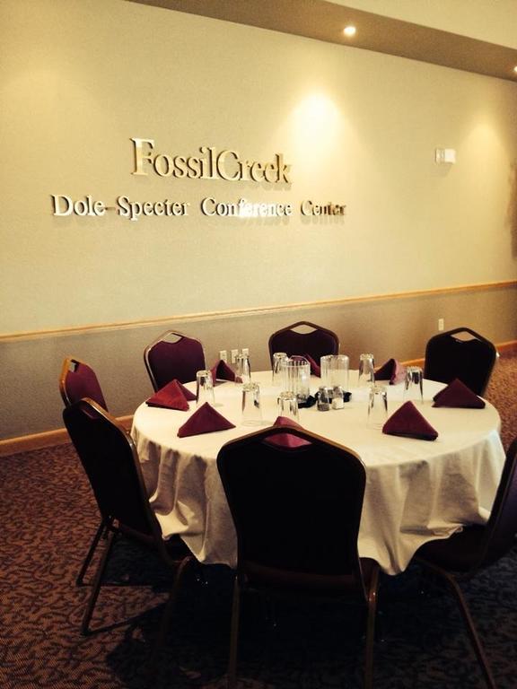 Fossil Creek Hotel & Suites Russell 外观 照片