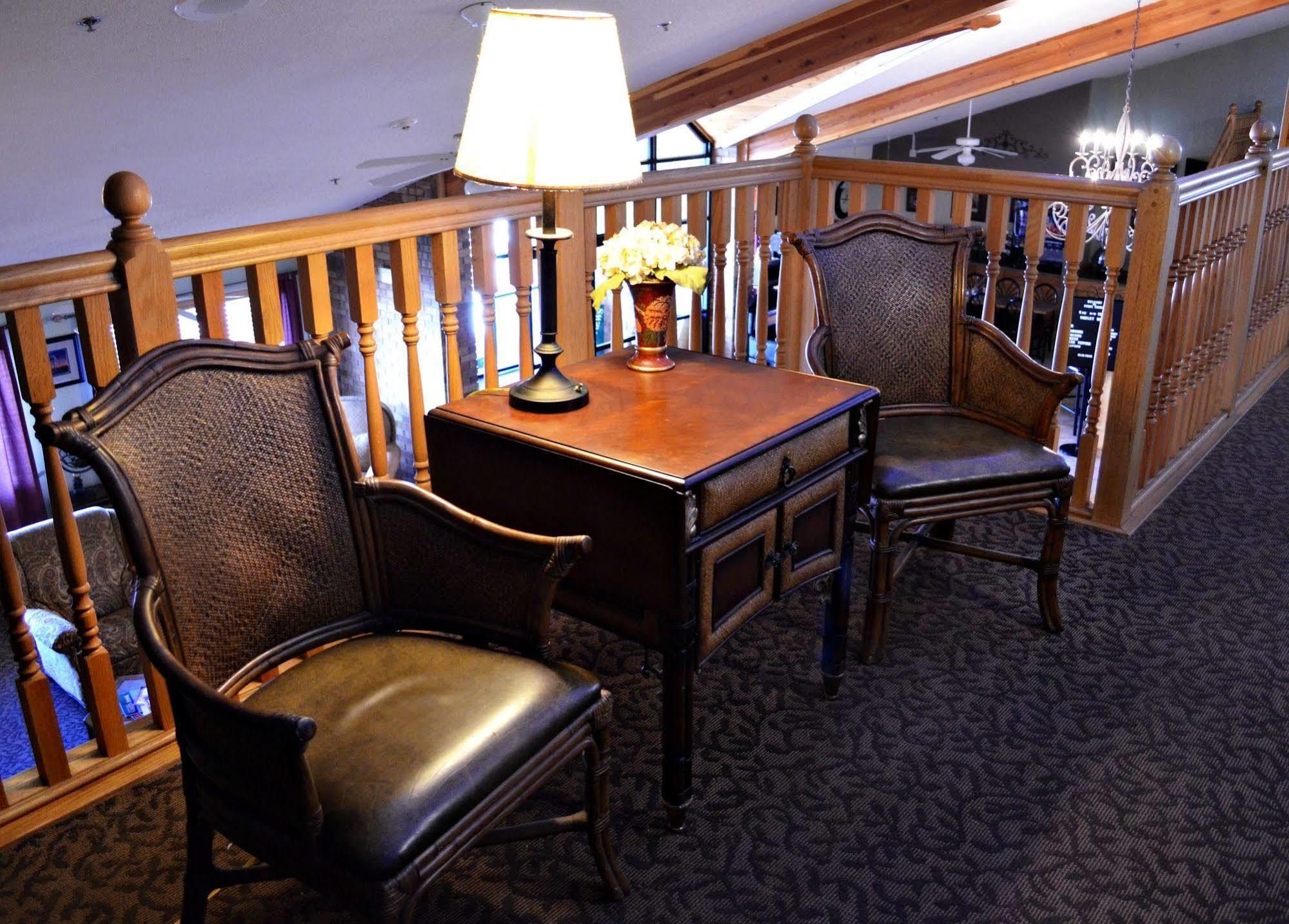 Fossil Creek Hotel & Suites Russell 外观 照片