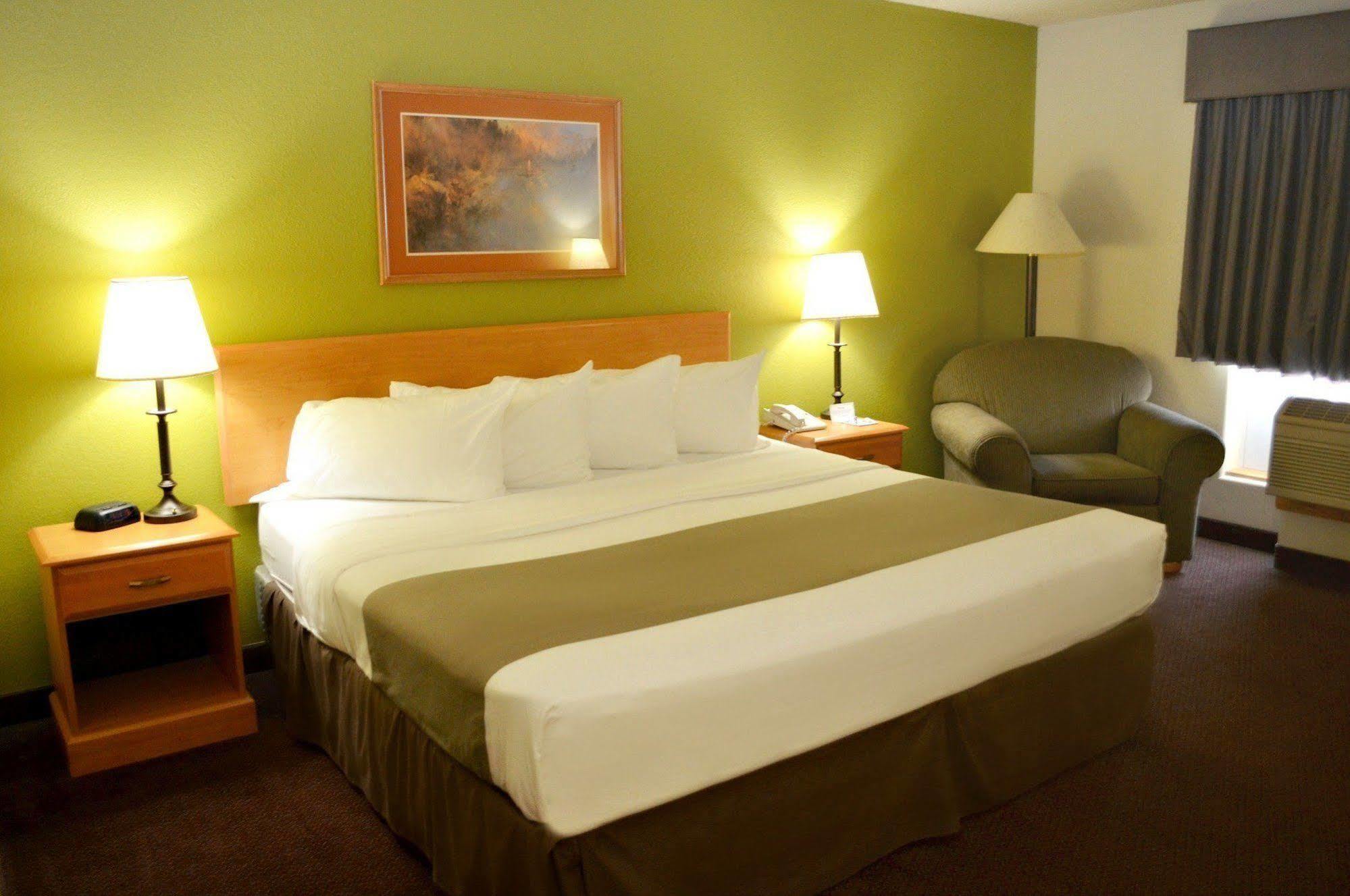 Fossil Creek Hotel & Suites Russell 外观 照片