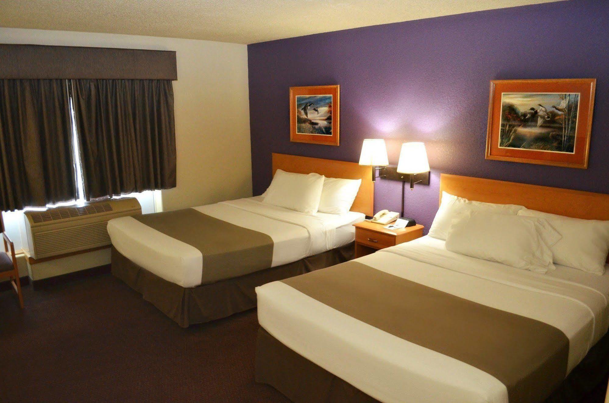 Fossil Creek Hotel & Suites Russell 外观 照片