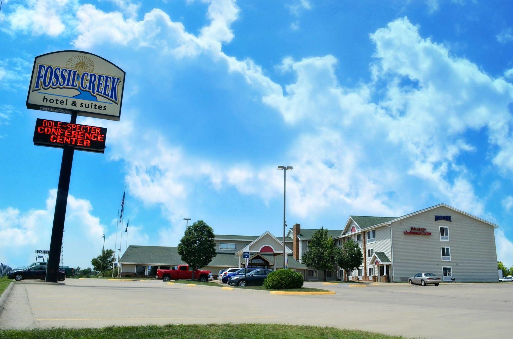 Fossil Creek Hotel & Suites Russell 外观 照片