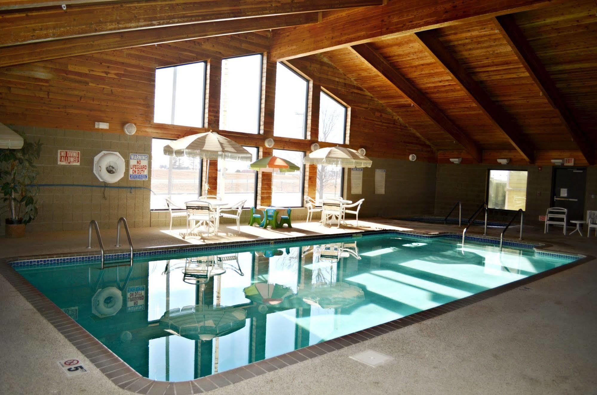 Fossil Creek Hotel & Suites Russell 外观 照片