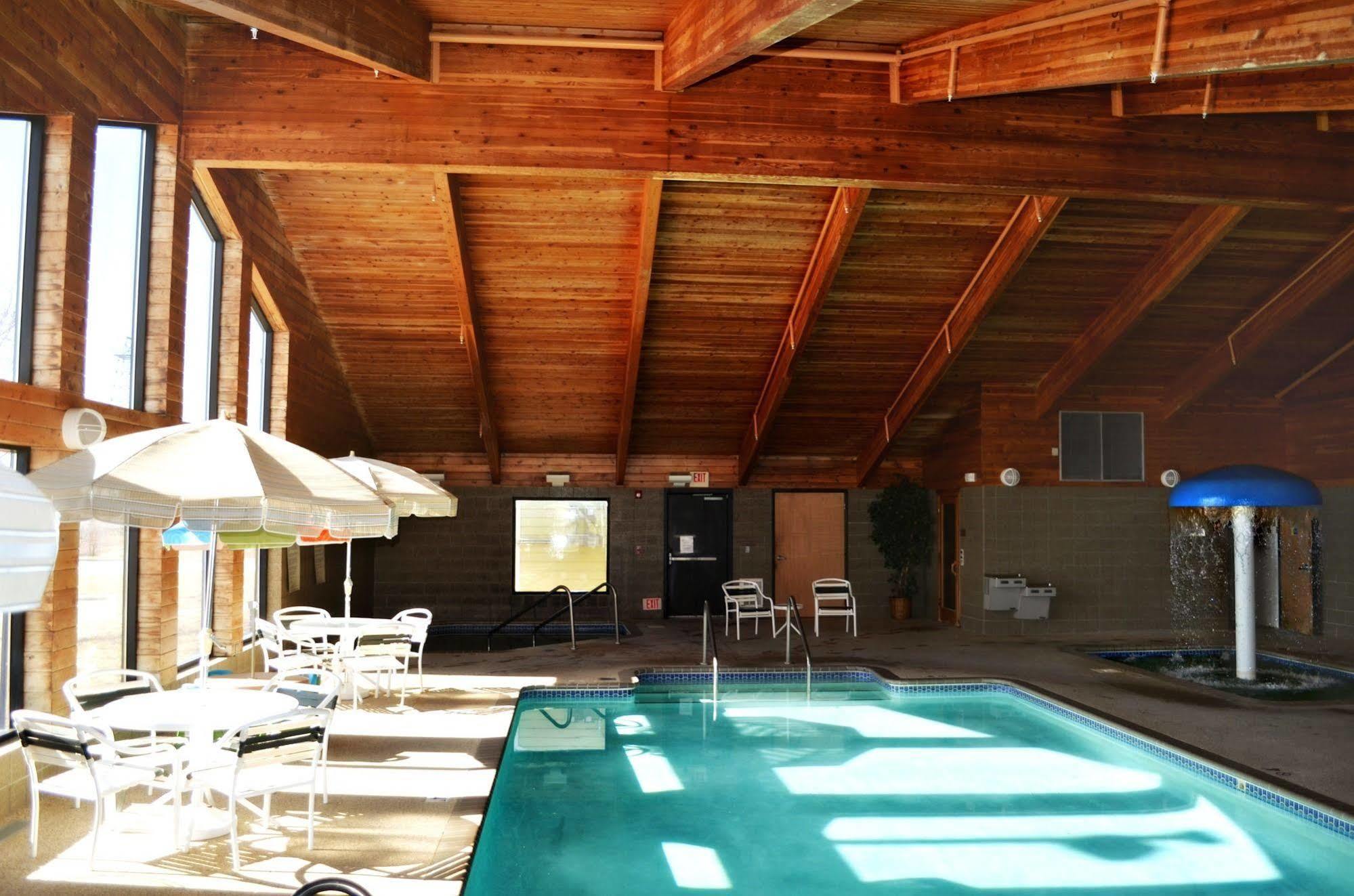 Fossil Creek Hotel & Suites Russell 外观 照片