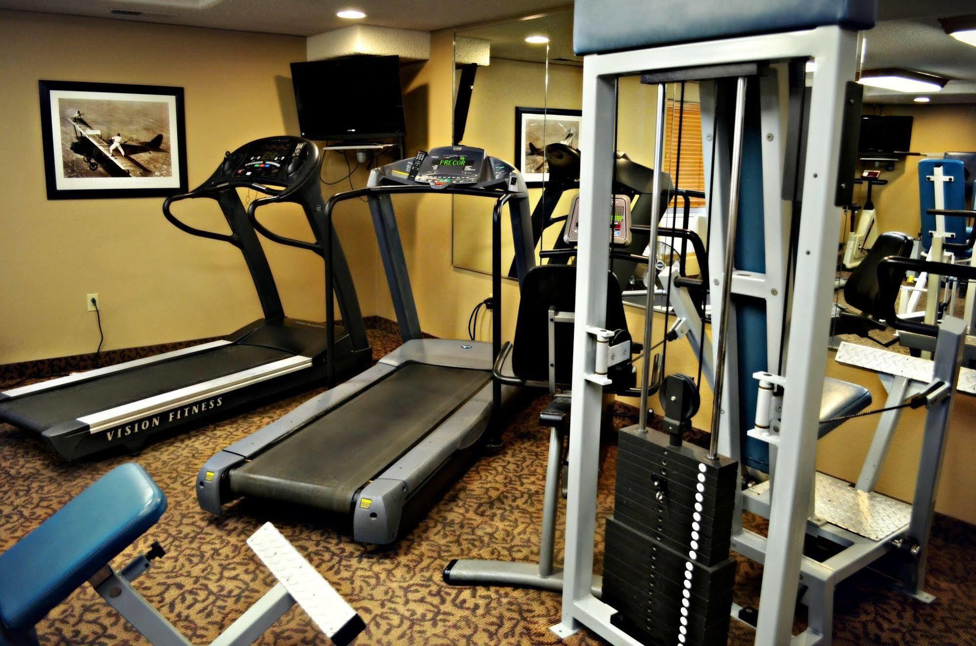 Fossil Creek Hotel & Suites Russell 外观 照片