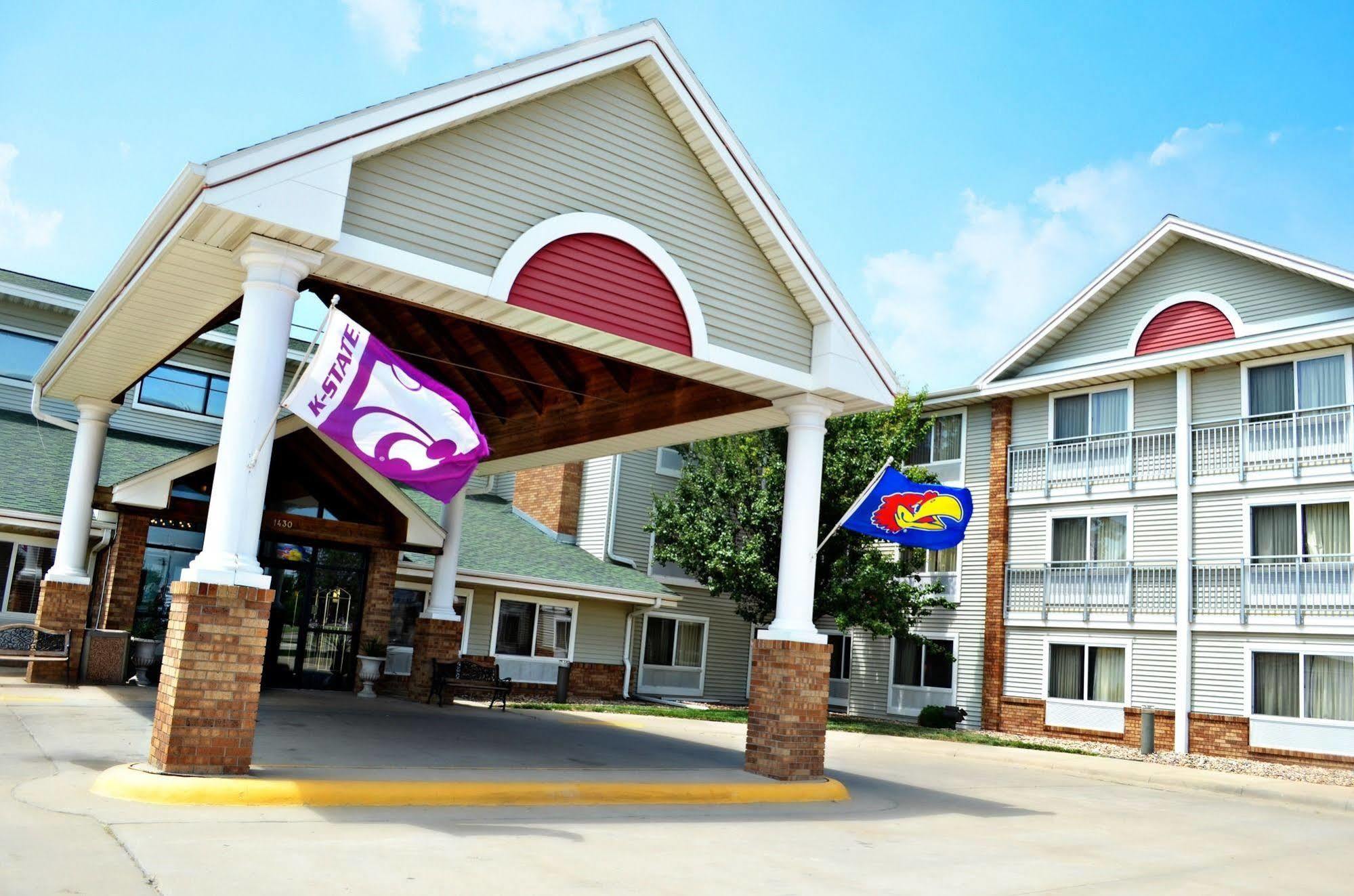 Fossil Creek Hotel & Suites Russell 外观 照片