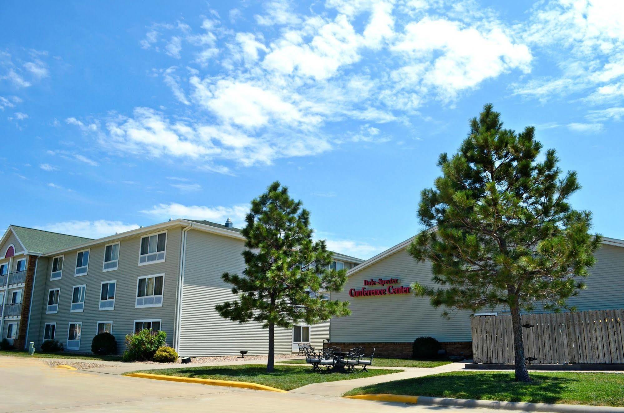 Fossil Creek Hotel & Suites Russell 外观 照片